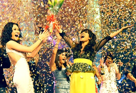 Singer Minh Chuyen (R) is presented with flowers, after winning the Sao Mai Diem Hen music award contest 2010 on January 2. (Photo:SGGP) Singer Minh Chuyen (R) is presented with flowers, after winning the Sao Mai Diem Hen music award contest 2010 on January 2. (Photo:SGGP)